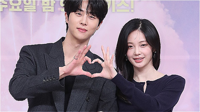 [E포토] 김무준-우다비, '하트 그리는 선남선녀 커플'