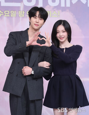 Kim Mujun and Woo Davi Share a Heart Pose at ‘Dynamite Kiss’ Showcase