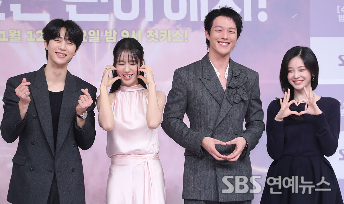 Leads of SBS' New Wed-Thu Drama 'Dynamite Kiss' Pose at Press Conference