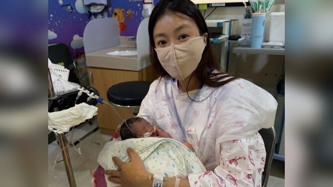 싱글맘 이시영, 둘째 딸 품에 안았다…"내게 온 선물"