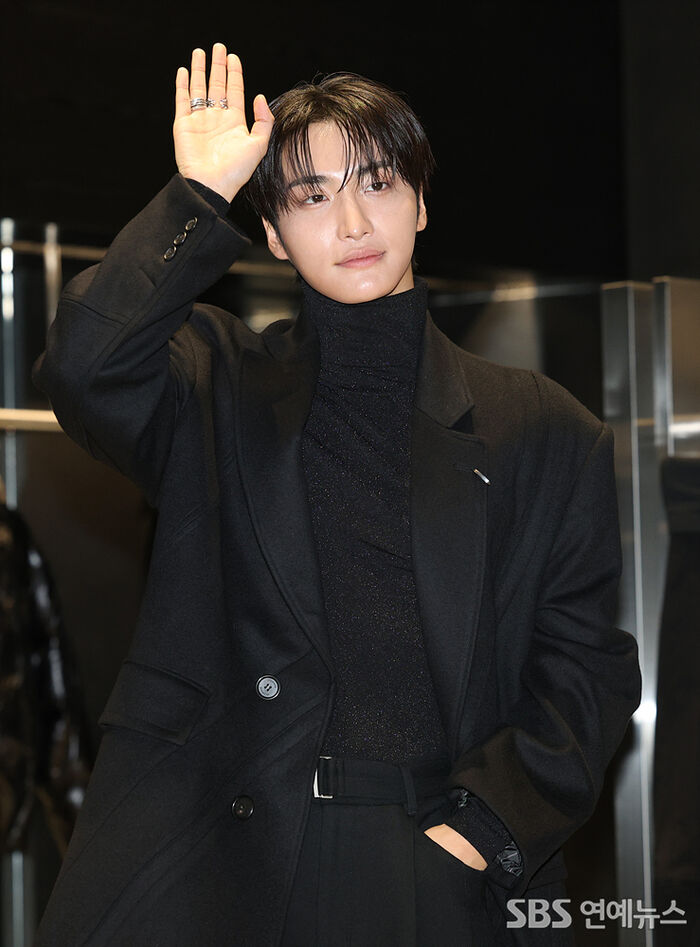 ATEEZ’s SEONGHWA Turns Heads at Seoul Brand Photo Call