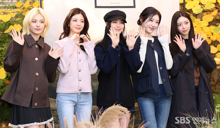 ITZY Bring Peak Fall Vibes to Seoul Photo Call