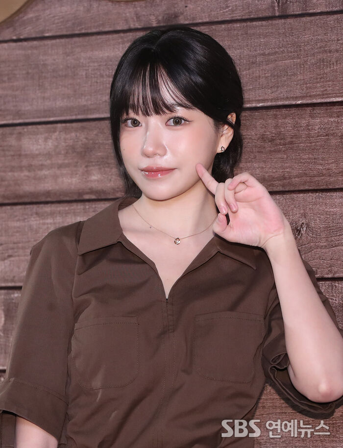 Jo Yuri flashes a wink and finger hearts