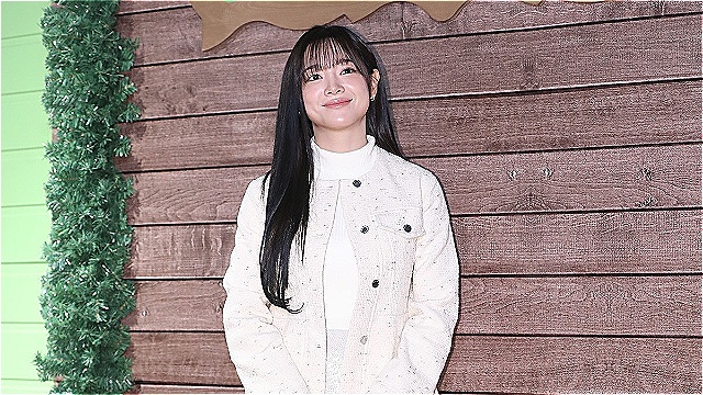 Kim Sejeong Stuns in All-White at Seoul Fashion Photo Call