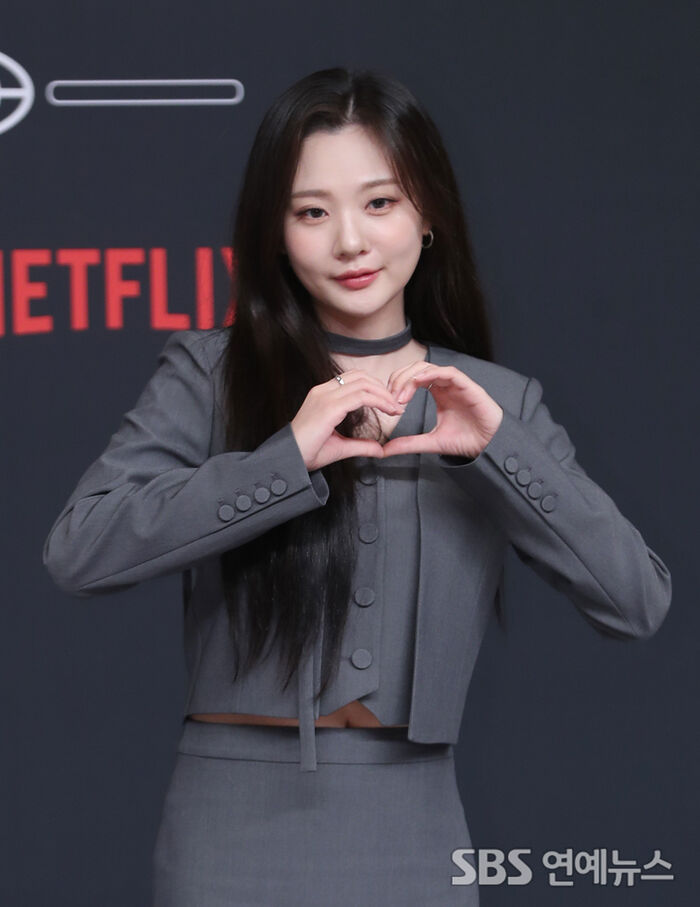 Bolbbalgan4's An Jiyeong Flashes a Sweet Heart Pose