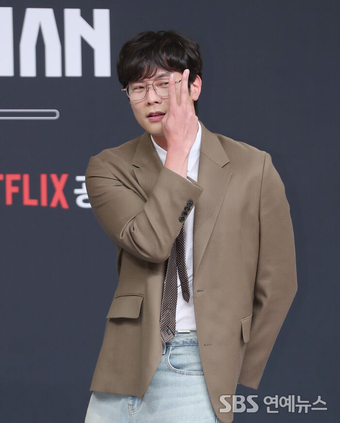 Choi Daniel Brings Big-Host Energy to 'Veiled Musician'