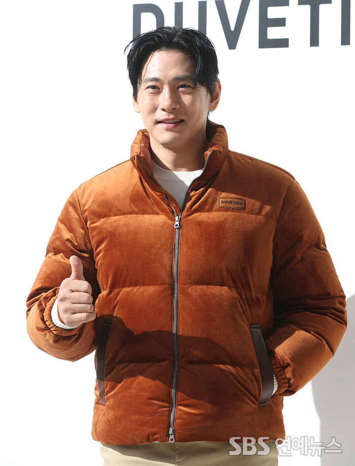 Teo Yoo Flashes a Thumbs-Up at Seoul Fashion Event