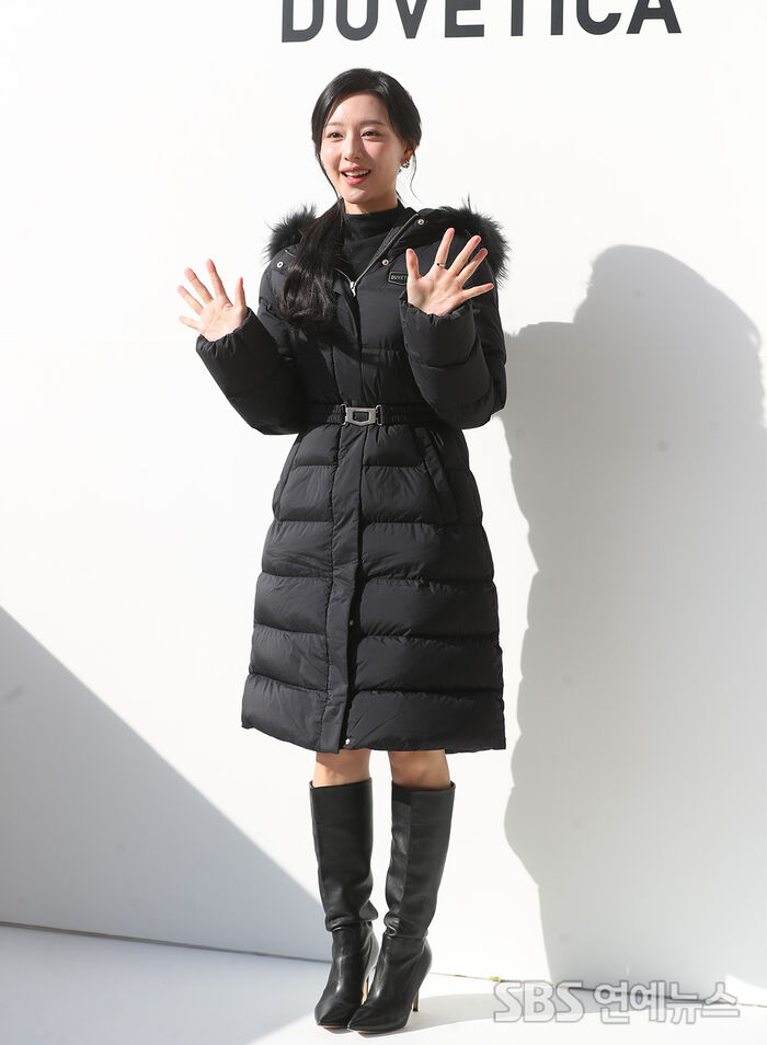 Kim Ji-won Keeps It Chic in a Long Black Puffer This Winter