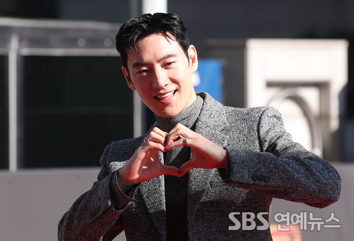 Lee Je-hoon Hits the Red Carpet for Taxi Driver 3