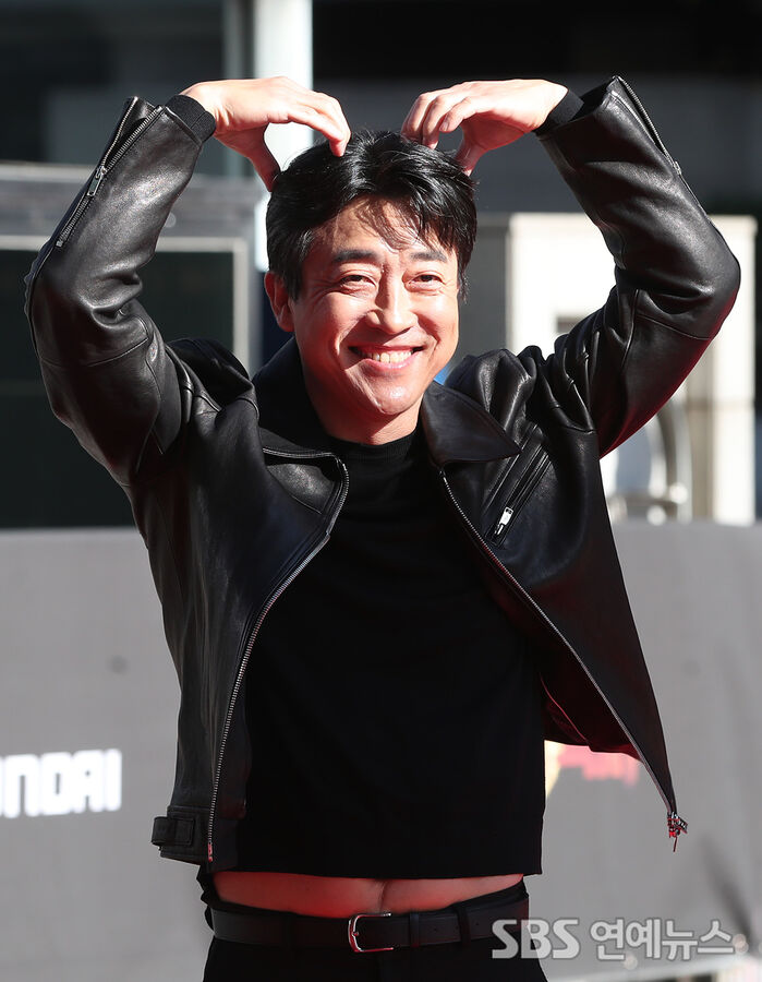Jang Hyuk-jin Steals Hearts at "Taxi Driver 3" Red Carpet