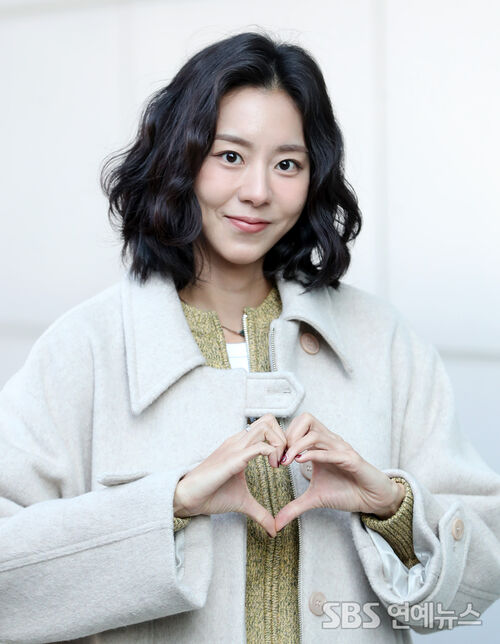 Uee at SBS Headquarters