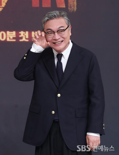 Kim Eui-sung channels his Rainbow Taxi boss with a playful pose