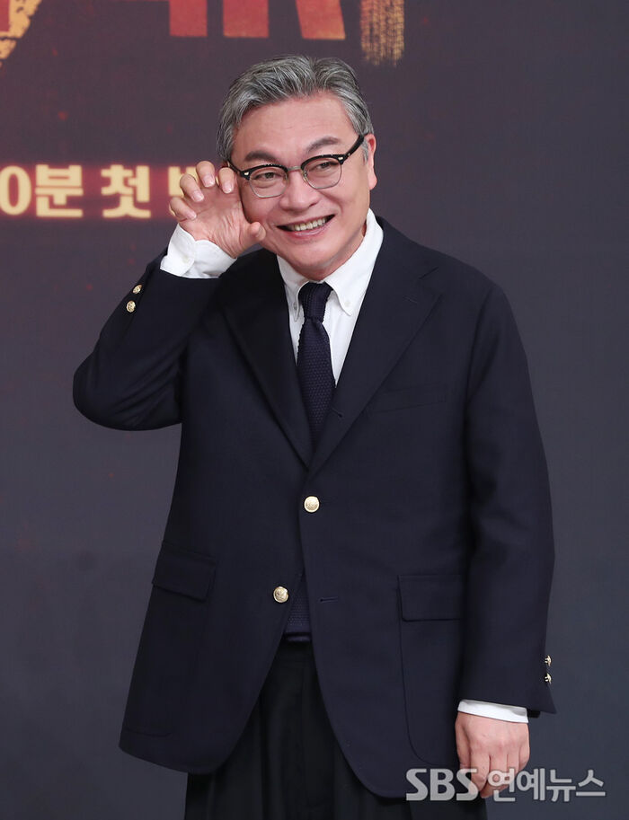 Kim Eui-sung channels his Rainbow Taxi boss with a playful pose
