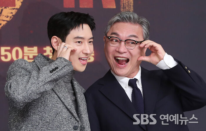 Lee Je-hoon and Kim Eui-sung Nail the Cheek-Heart Pose