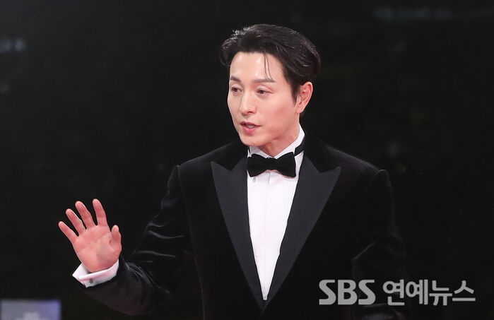 Jung Sung-il Turns Heads in a Sharp Tux at the Blue Dragon Film Awards