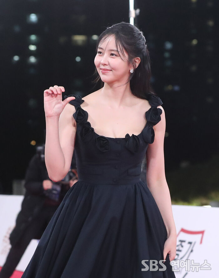 Kim So-hyun Warms up the Red Carpet With a Half-Heart Pose