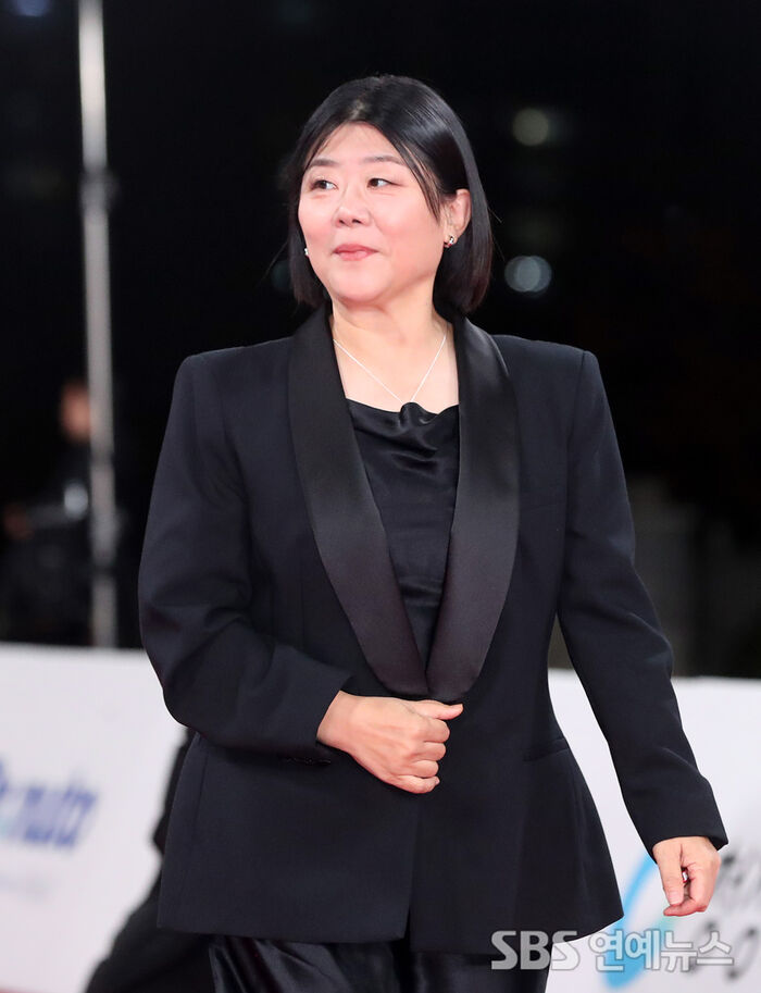 Lee Jung-eun Lights Up the Blue Dragon Red Carpet