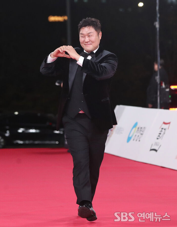 Yoon Kyung-ho Brings All the Charm to the Blue Dragon Film Awards Red Carpet