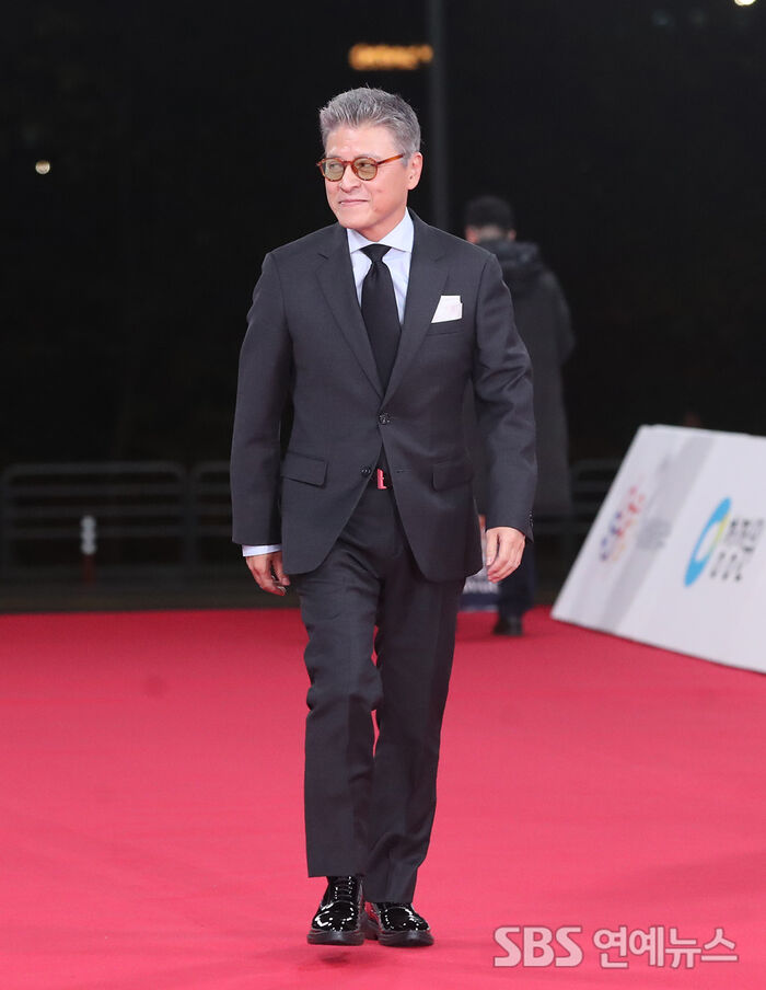 Kwon Hae-hyo at the 46th Blue Dragon Film Awards Red Carpet