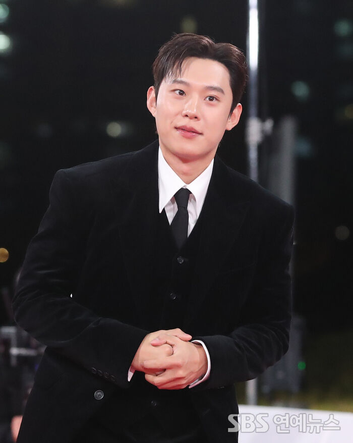 Kim Sung-cheol Shines on the Blue Dragon Red Carpet as a Best Supporting Actor Nominee
