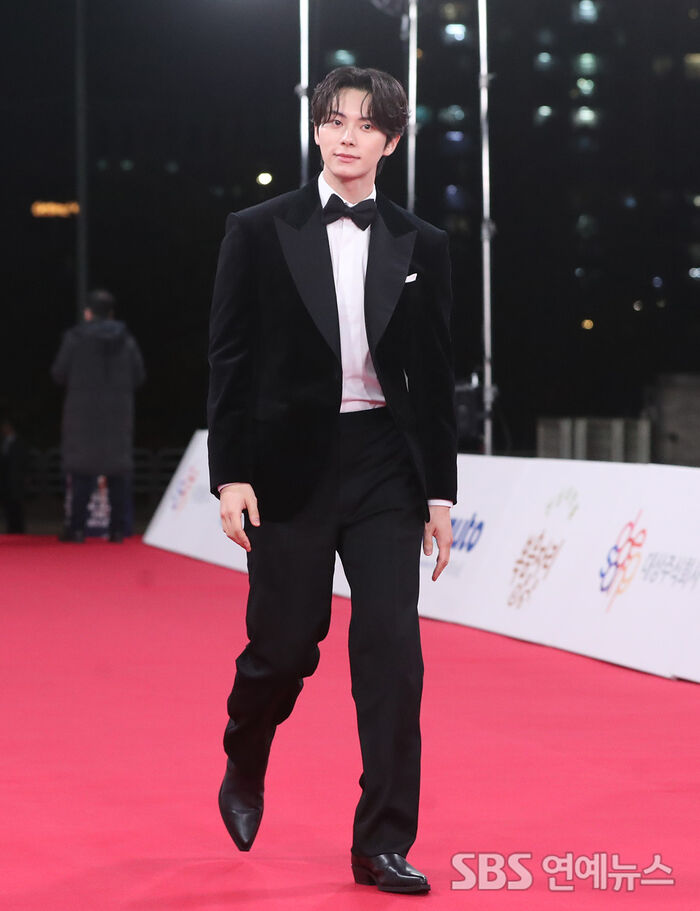 Lee Chae-min Stuns the Blue Dragon Film Awards Red Carpet