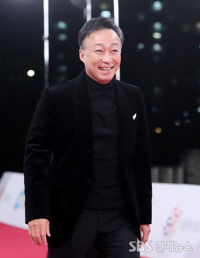 Lee Sung-min Hits the Blue Dragon Film Awards Red Carpet