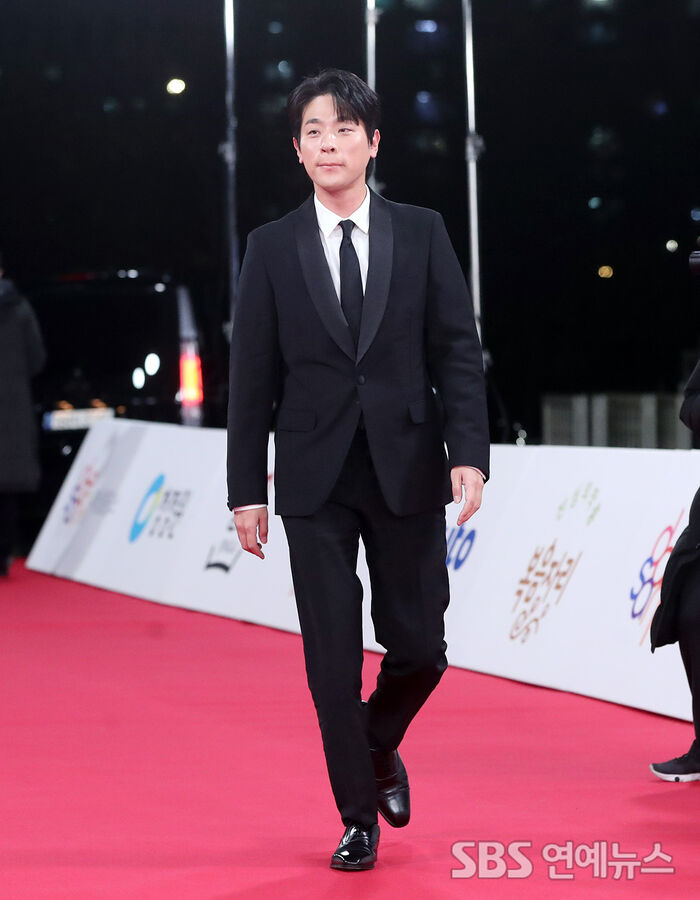 Park Jung-min Stuns on Blue Dragon Red Carpet, Nabs Best Actor Nod for "Face"