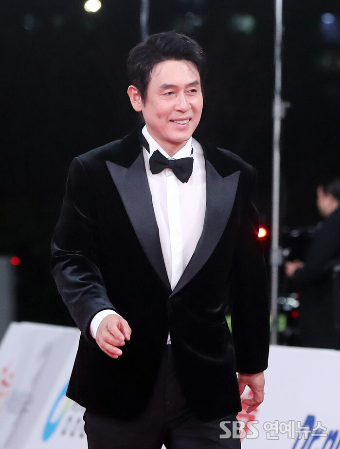 Sol Kyung-gu Delivers 'Good News' at the Blue Dragon Film Awards Red Carpet