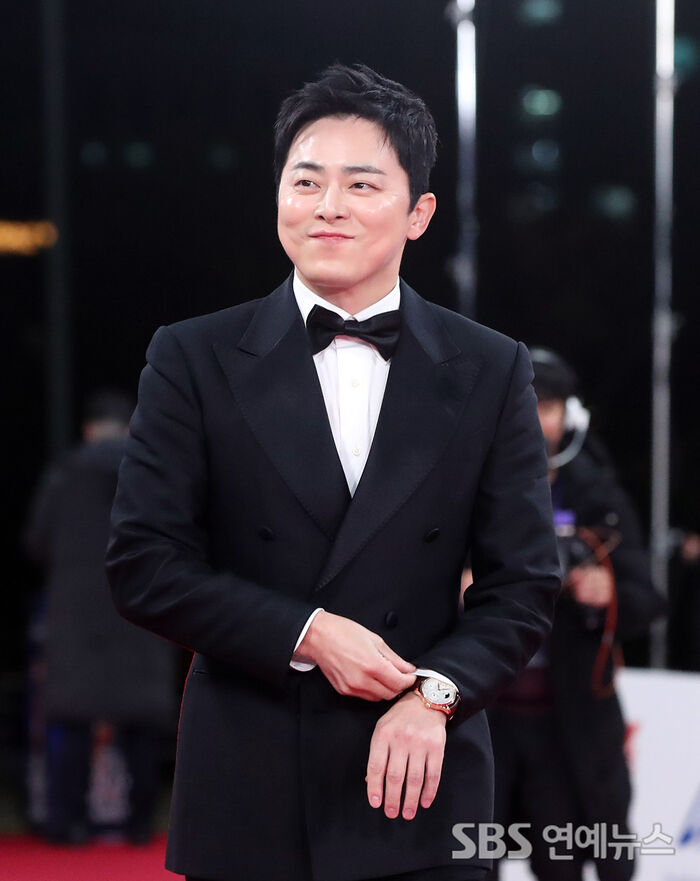 Jo Jung-suk Hits the Blue Dragon Red Carpet, Scores Best Actor Nod for 'Zombie Daughter'