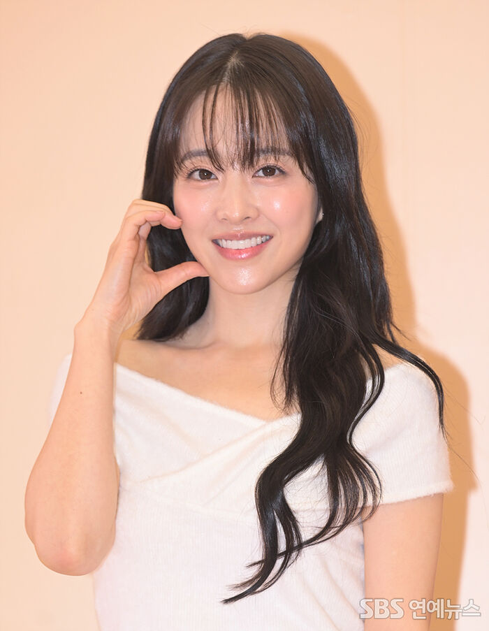 Park Boyoung Serves Her Signature Smile at Seoul Photo Call