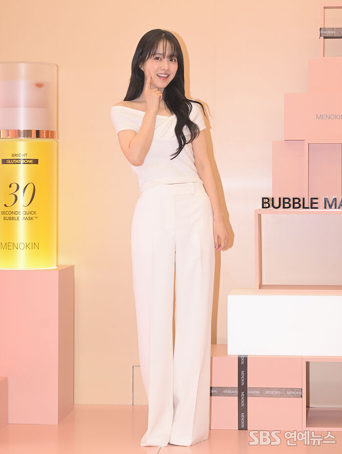 Park Boyoung Stuns in Head-to-Toe White at Menokin Photo Call in Seoul