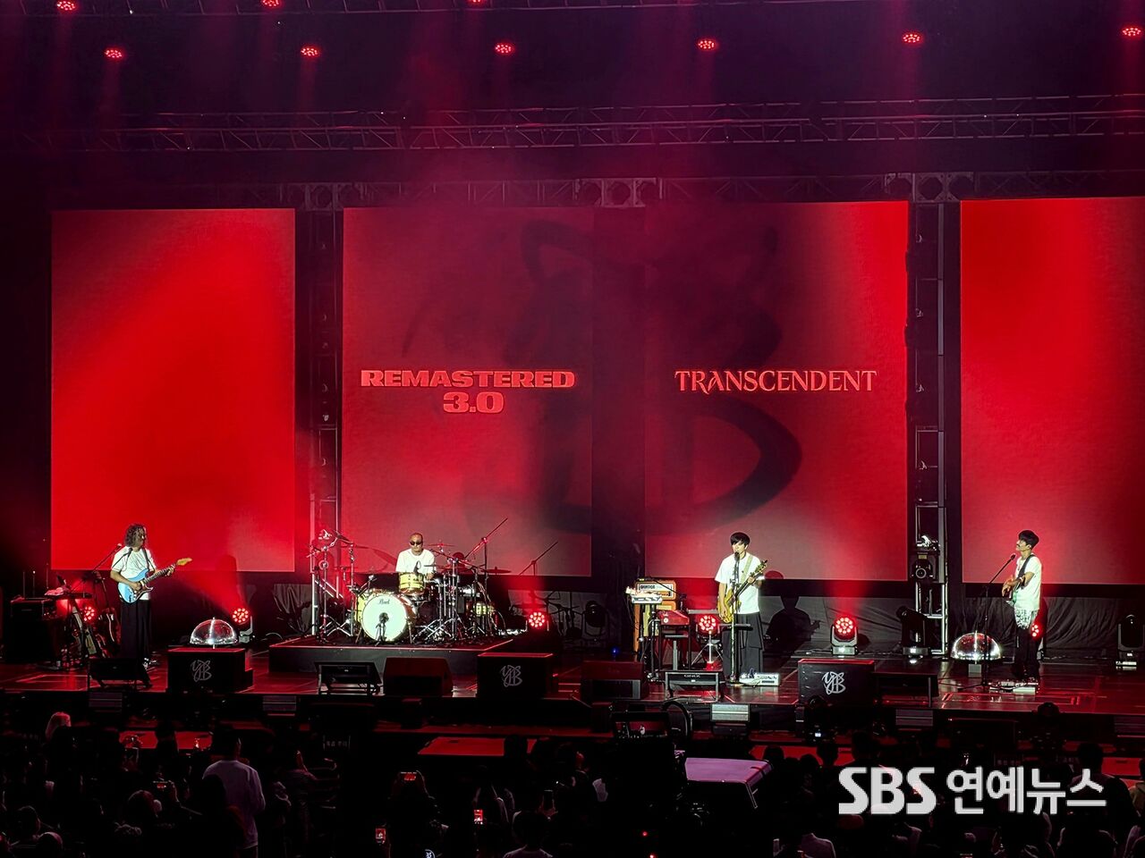 [공연] 붉은 조명 아래 터진 'YB의 메탈'… 30주년 콘서트로 증명한 생존력