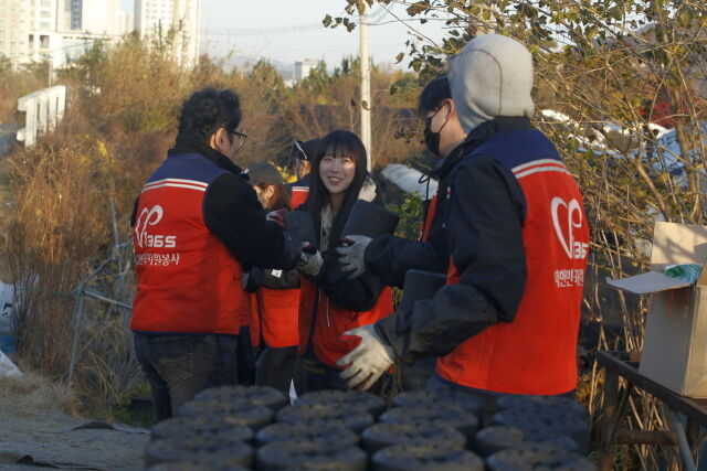 Mukbang Star Tzuyang Hauls 4,000 Coal Briquettes, Donates 5 Million Won to Keep Neighbors Warm