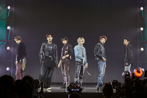 라이즈 컴백 쇼케이스 성황…신곡 'Fame' + 'Sticky Like' 무대 최초 공개