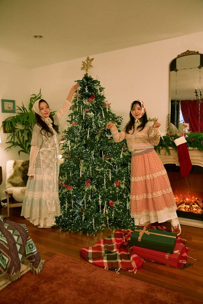 Rainbow 18 Go Woo-ri & Jo Hyun-young Unite for Holiday Single 'good in smile,' Featuring Jewelry Yewon