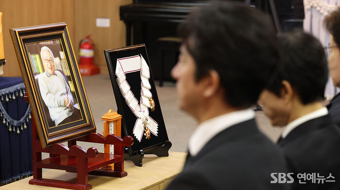 Lee Soon-jae Laid to Rest as Younger Actors Mourn