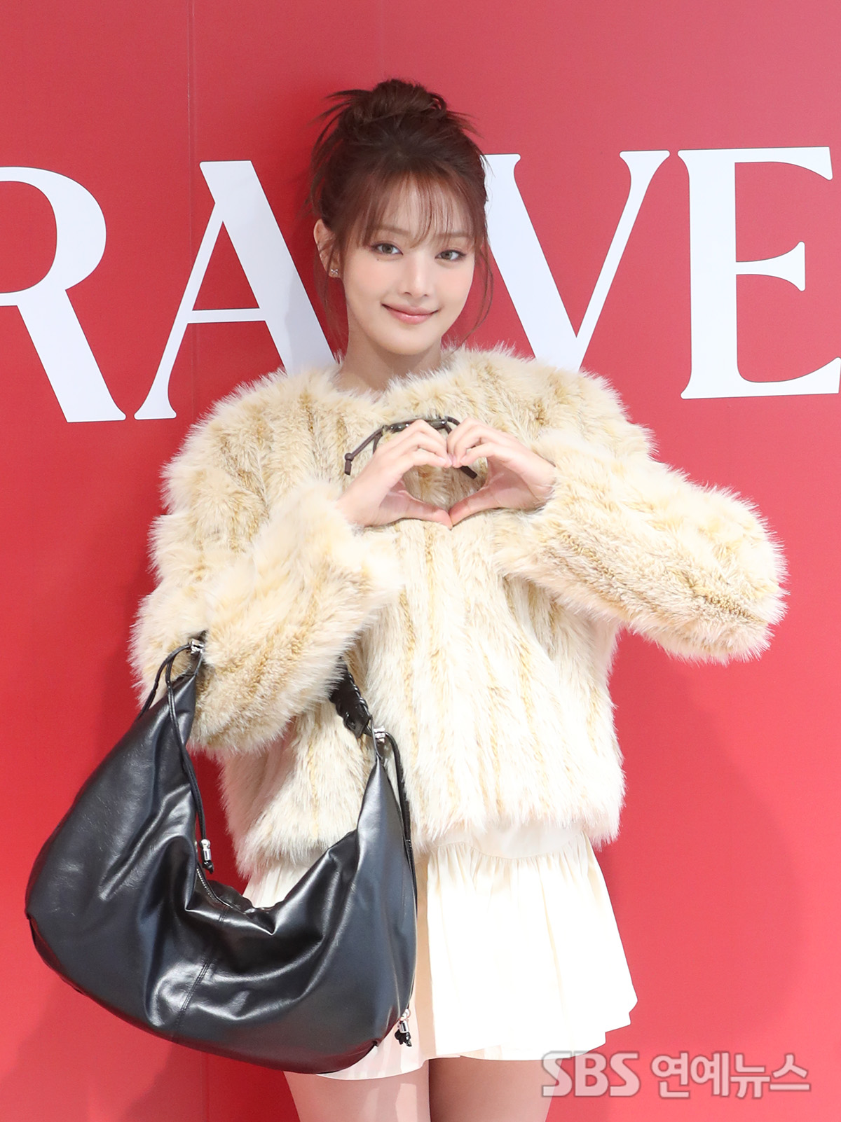 <!HS>I-DLE<!HE> MINNIE Brings Playful Charm to RAIVE's Seoul Photo Call