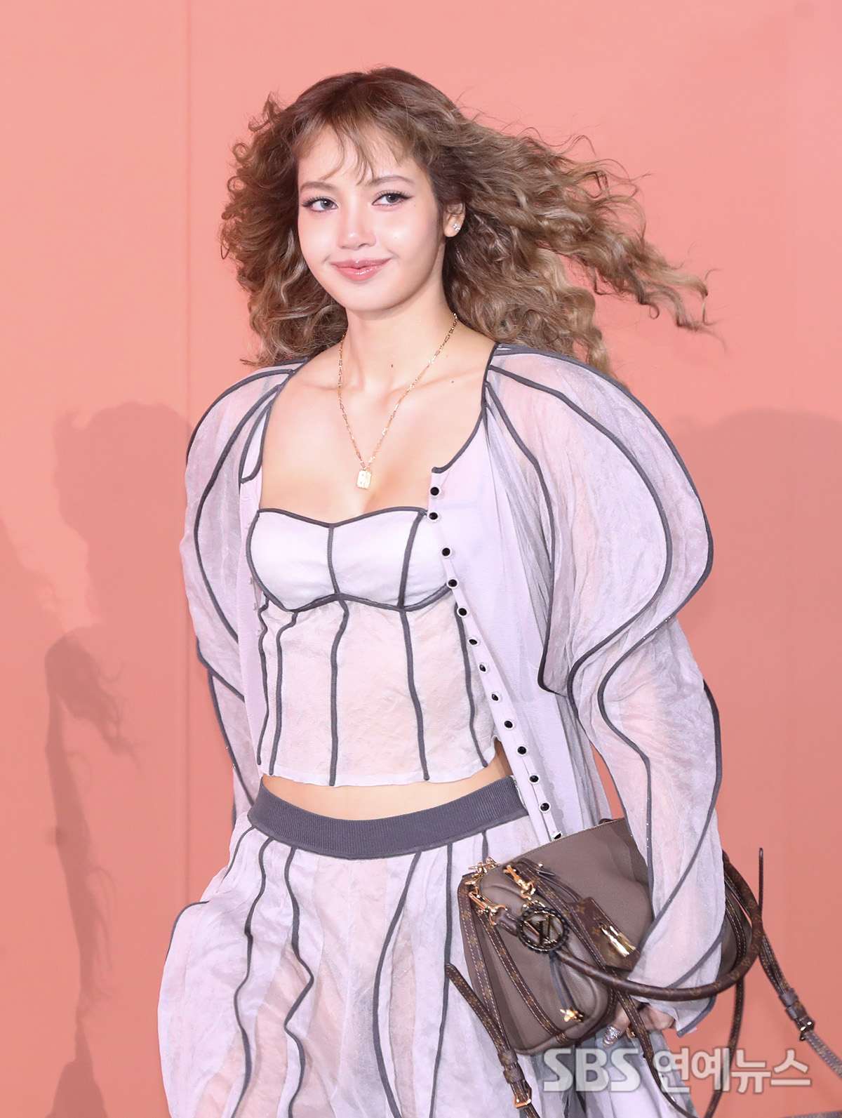 BLACKPINK</font>'s LISA Braves the Cold in a Daring Look