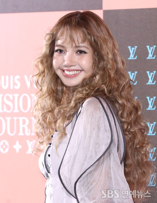 리사 E포토] 블랙핑크 리사, '추위에도 잃지 않는 러블리 미소'