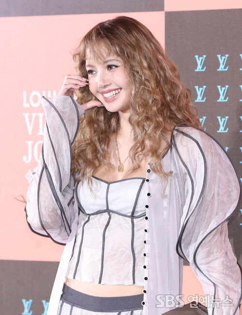 E포토] 블랙핑크 리사, '추위에도 잃지 않는 러블리 미소'