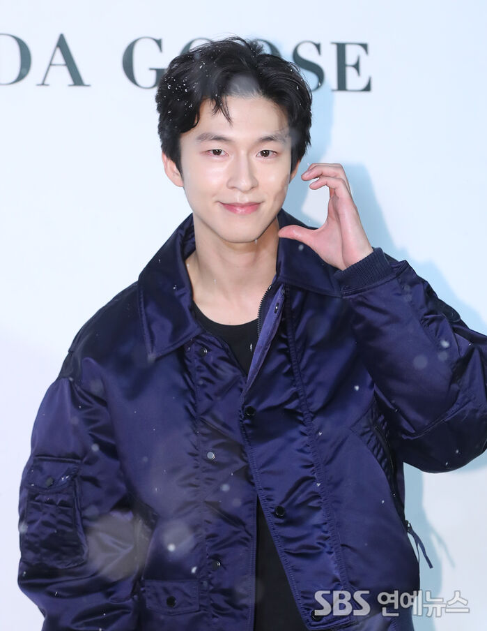 Hong Kyung Celebrates First Snow at Seoul Photo Call