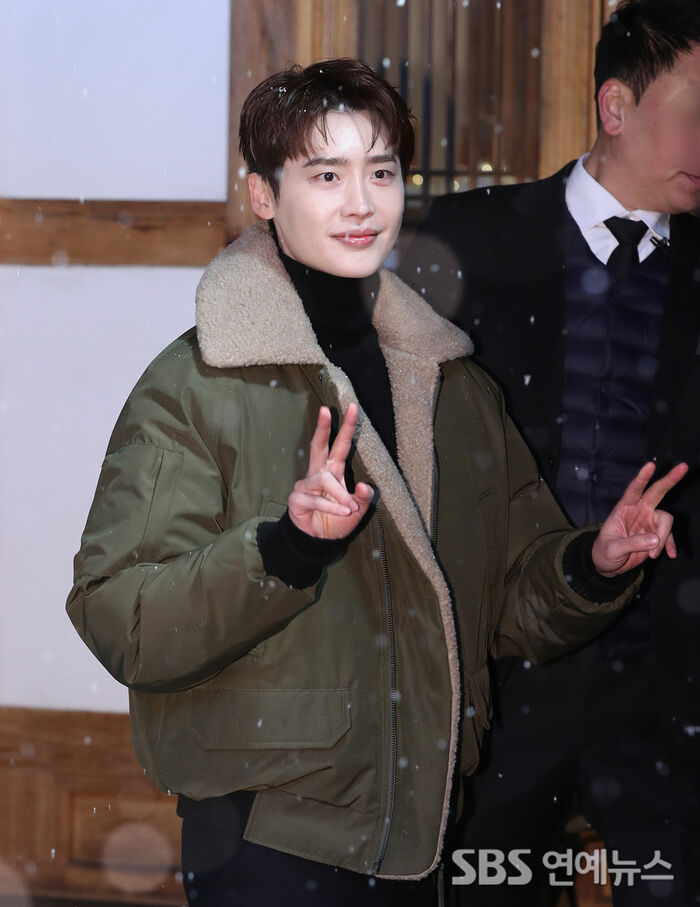 Lee Jong-suk Steals Hearts With Warm Smile at Seoul Fashion Photo Call