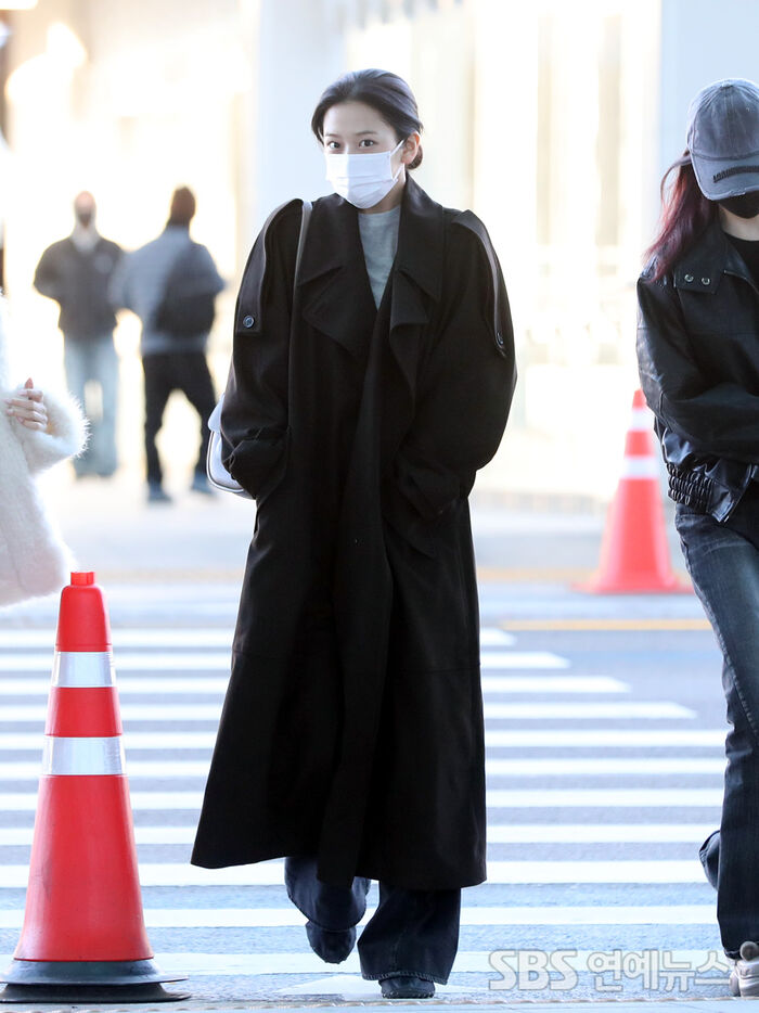 AN YUJIN of IVE Jets to Taiwan in a Sleek Black Long Coat