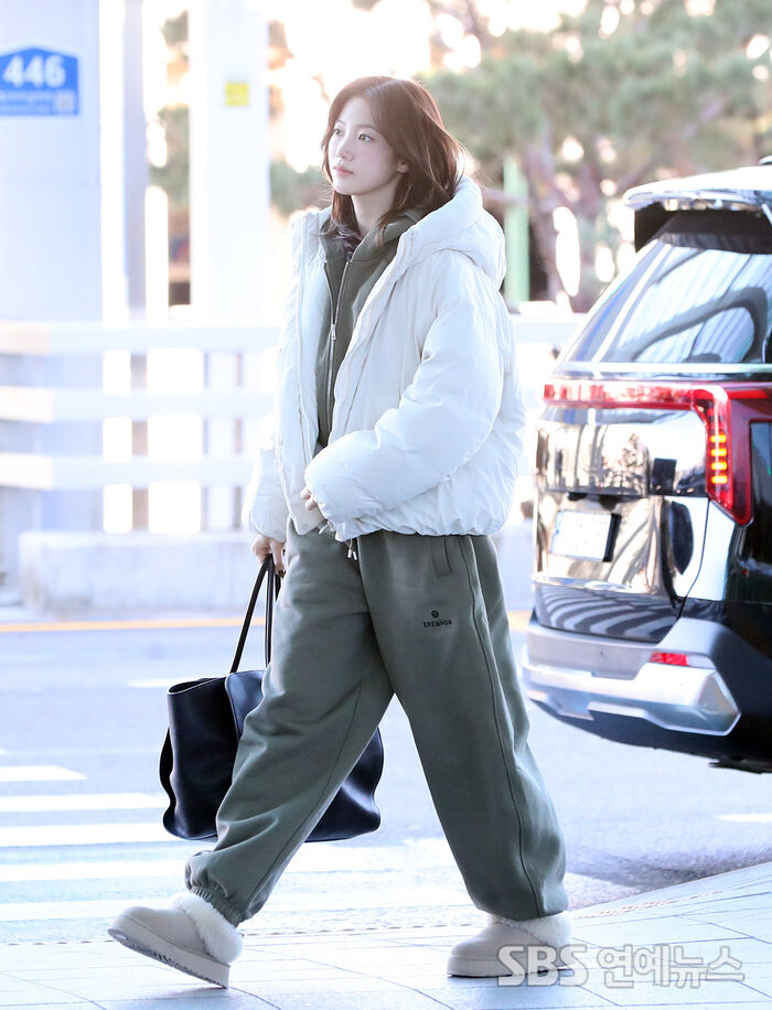 KAZUHA of LE SSERAFIM Looks Effortlessly Elegant at Incheon Airport