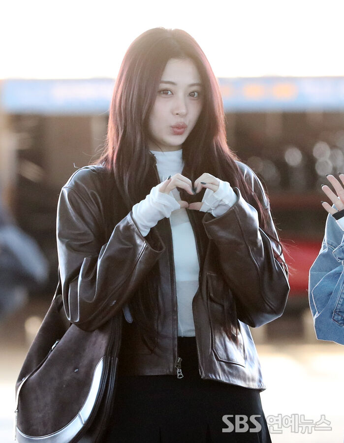 LE SSERAFIM's HUH YUNJIN Warms Up the Winter Chill With a Sweet Finger-Heart