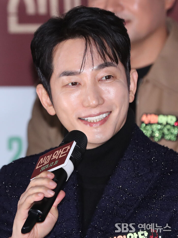 Park Si-hoo Introduces 'Choir of God' at Seoul Press Event