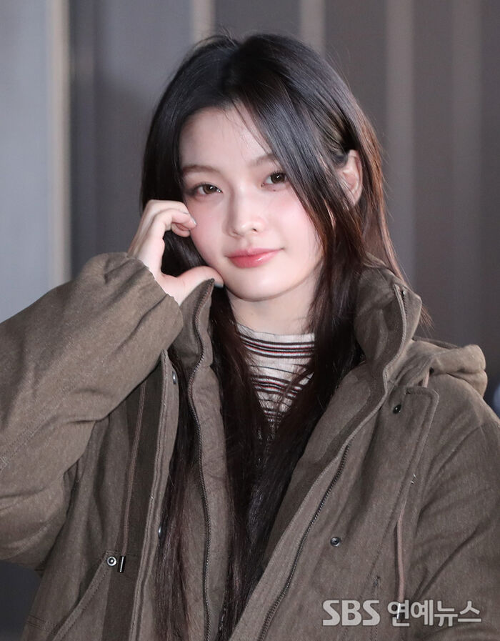 ILLIT's IROHA Jets to Tokyo, Fans Swoon Over Her Sparkling Eyes