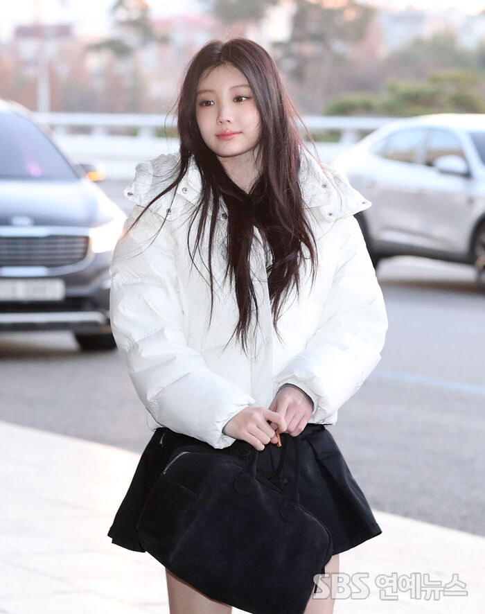 ILLIT's WONHEE Channels Baby-Faced Cat Vibes En Route to Tokyo
