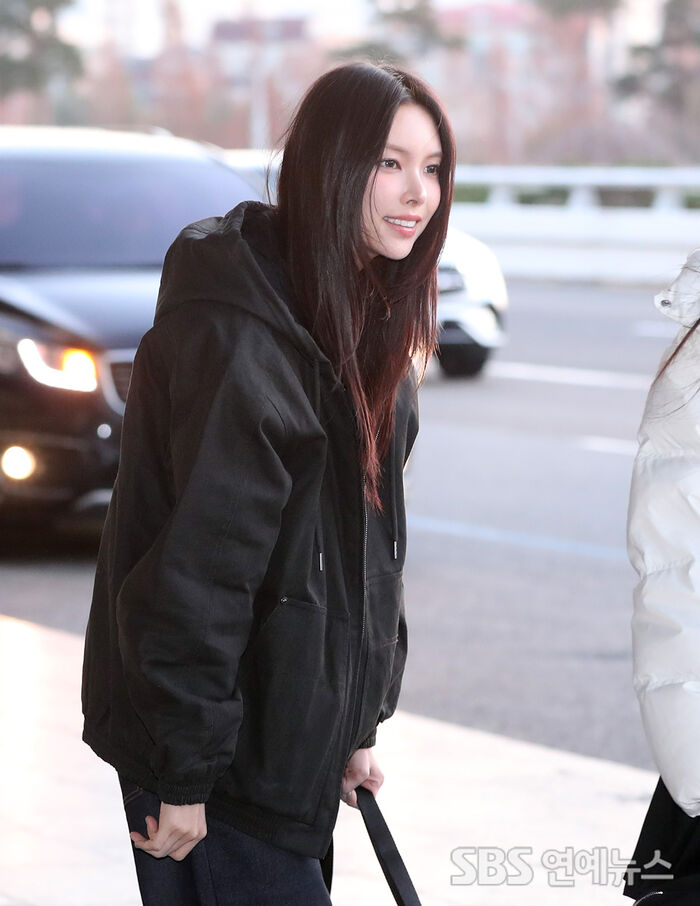 ILLIT's YUNAH Shines in All-Black With a Smile