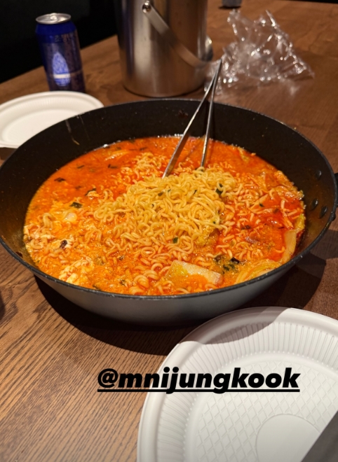 방탄소년단 정국·RM 새벽 라면 만남…연이은 잡음 속 '평온한 일상' 회복